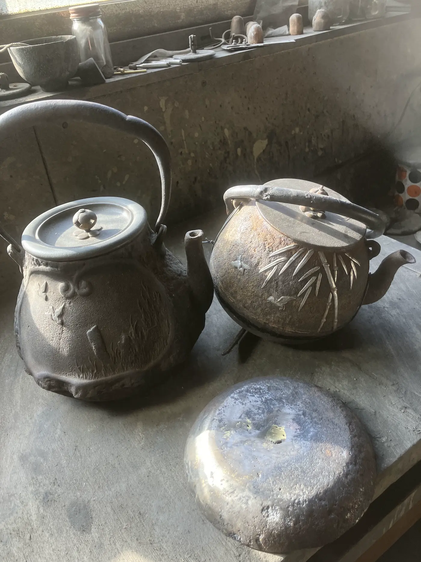 盛岡の鋳掛屋の工房で修理を待つ古い鉄瓶